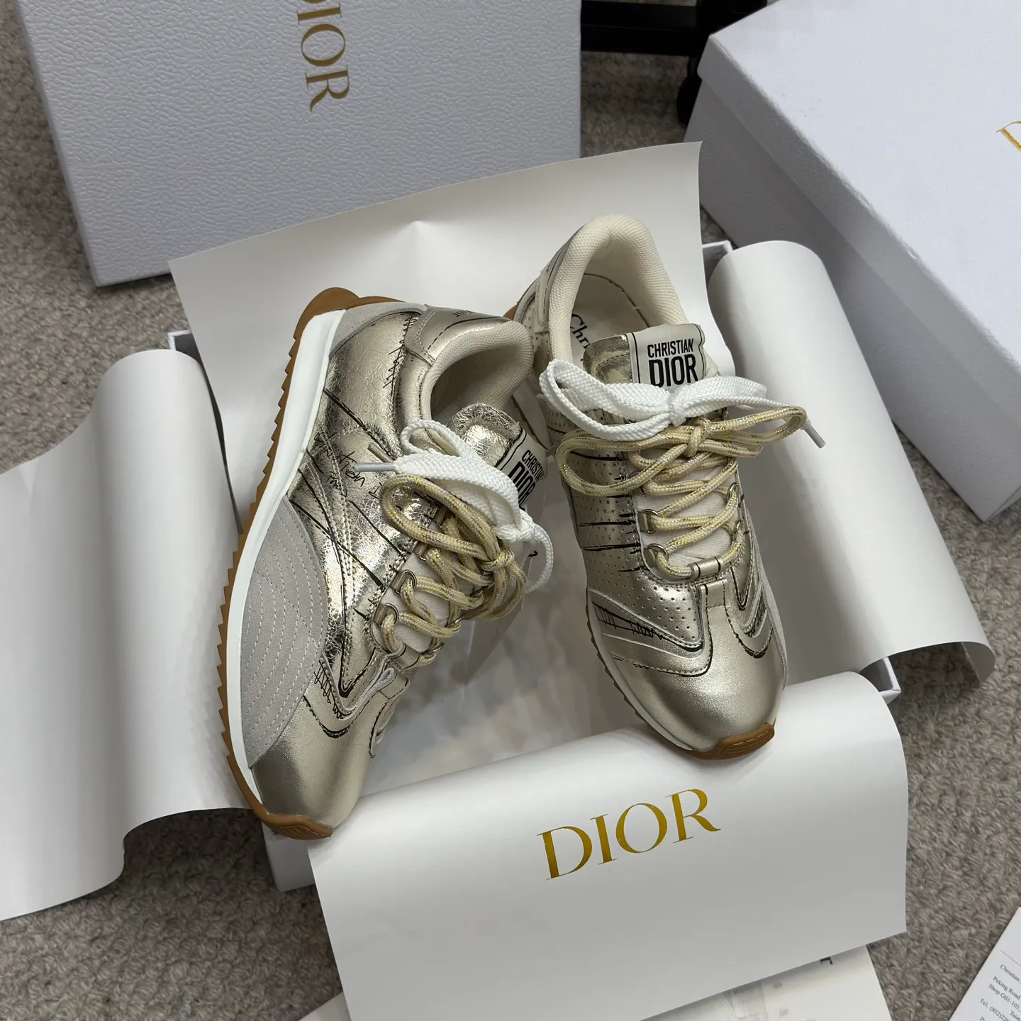 👟👟Ex-factory price 580👟👟 Original purchase and development 𝐂h𝐑𝐈𝐒𝐓𝐈𝐀𝐍 𝐃𝐈or This Dior Vibe Dior sneaker incorporates Dior's haute couture spirit and reinterprets the classic running shoes, moral training shoes. Forrest Gump shoes. Matched with Oblique Printed 3D printing technology reproduces the original fabric to create a contrasting modern style. The details are displayed with a 3D effect, and the iconic details of the logo decoration on the side and back are further embellished. It complements various casual or elegant items to create a modern look.  ✅The tongue is decorated with the Christian Dior PARIS Logo in 3 different colors and overlapping fabric lines. It is consistent with the original version. It is full of details. Welcome to compare and compare with the ordinary version on the market. ✅The original rubber TPU sole is decorated with the DIOR logo. The convex and concave rubber sole is decorated with the Christian Dior lucky star symbol. ✅Size: 35-40 (41 can be customized)